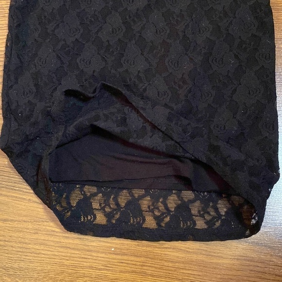 🌹Guess🌹 Black Lace Sleeves & Overlay Dress - Picture 4 of 7